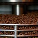 Dettaglio di una macchina tostatrice artigianale in funzione.